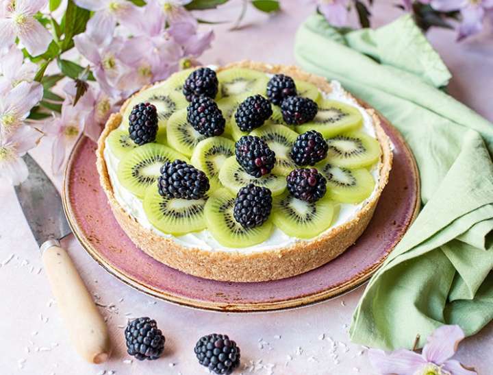 Tarte sans cuisson aux kiwis et aux mûres