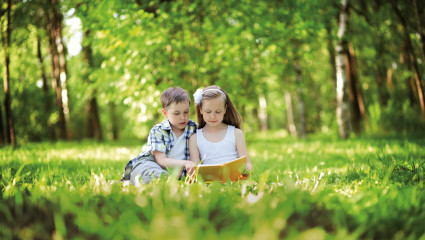 Enfants en train de lire