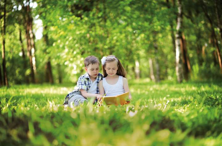 Enfants en train de lire