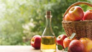 Vinaigre de cidre et pommes dans un panier