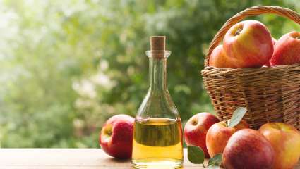 Vinaigre de cidre et pommes dans un panier