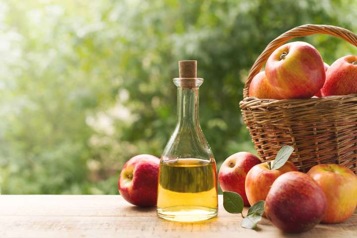 Vinaigre de cidre et pommes dans un panier