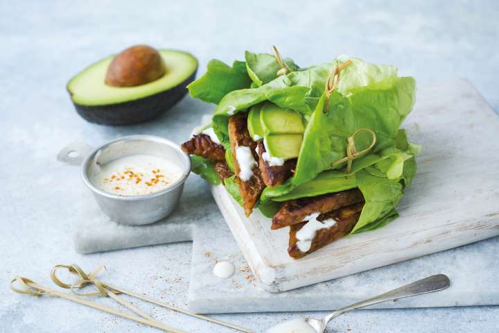 Wrap de laitue au tempeh et avocat